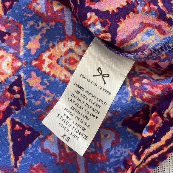 Everly shortsleeved blouse with bright colors and key hole button. - Picture 3 of 7